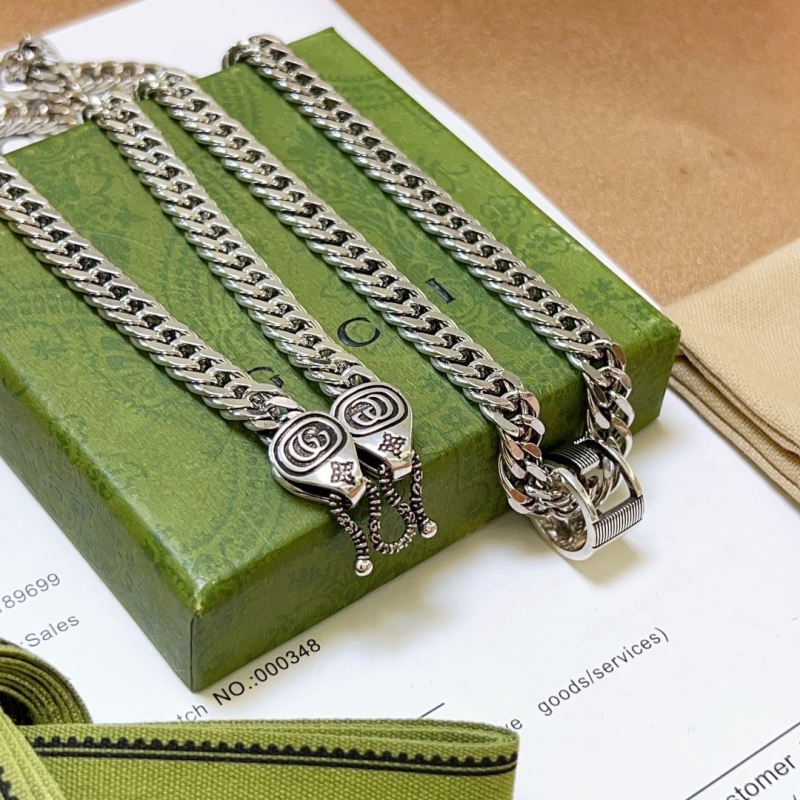G*u*i necklaces